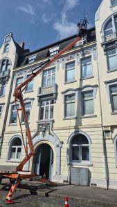 Dachrinnenreinigung mit Steiger