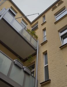 Dachrinnenreinigung vom Balkon aus